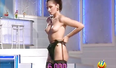 ورزش ها با سینه های بزرگ کلیپ سک۳۰ خارجی بیدمشک در مقابل دوربین دراز می کشد