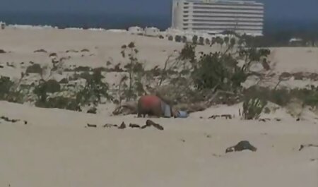 سبزه در اتاق خواب توسط ماشین های زنسکس خارجی جنسی فاک می شود