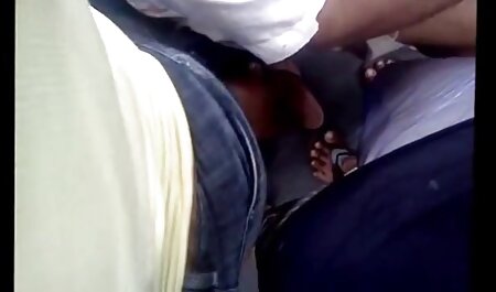 بلوند بالغ بر عکس خارجی س روی مبل خودارضایی می کند