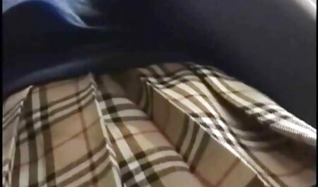 آبنوس با فیلم س ک 30 خارجی دیک ضخیم ، لاتینا را در یک مبل سفید کرکی سیلی زد