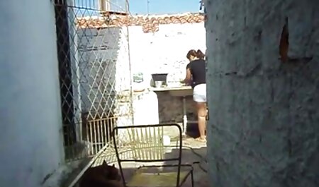 ناتالیا استار در بدن سفید با دو فیلم خارجی سگسی سیاه پوست در نزدیکی استخر لگد می زند