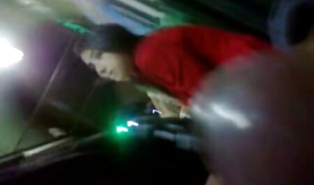 مو بور با عکس سکسی زنان خارجی بدن زیبا در گل بازی می کند