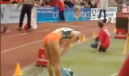 ورزش توسط یک پسر در خانه در کفش های چرمی و قرمز لعنتی می دانلود رایگان فیلم سوپر خارجی شود