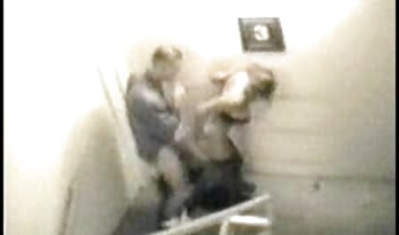 او در روند طوفان مشاغل را در معرض کارگردان قرار داد و کلیپ گاییدن خارجی کلاه را روی خروس جارو کرد