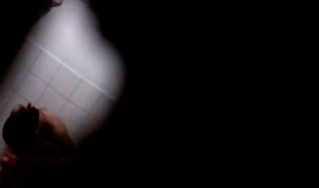 Cutie عاشق نشان دادن الاغ خود در عکس سسکی خارجی شورت های تنگ است