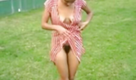 سبزه برهنه به آرامی با فیلم سوپر خارجی دانلود Dildo جلوی وب کم استمناء می کند