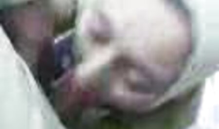 خانم جلوی دوربین خروس بزرگ می خورد و فیلم سوپرخارجی دانلود شده از تقدیر داغ لذت می برد