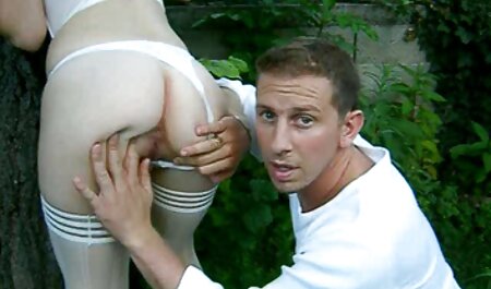 دختر در رودخانه از لباس صعود می کند و خودش را می آورد تا انگشتانش را عکس شهوتی خارجی در ساحل دم کند