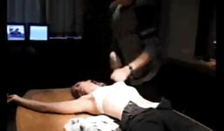 مردی در حالی که دوست نابینای او در همان نزدیکی است ، عکس سسکی خارجی روی کلاه موی لاتین می کوبد