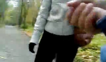 دوست پسر یک خروس بزرگ را در مقعد خرچنگ دوست دختر زیبا در کنار فیلم سک۳۰ خارجی خود قرار داد