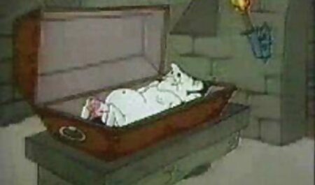 زیبایی جلوی پاهای او را در جوراب شلواری نایلونی فیلم سکسی خوب خارجی نشان می دهد