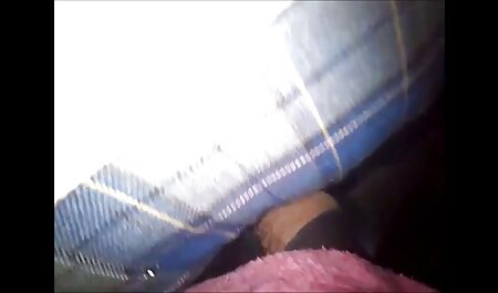 یک ماساژور روسی که شلوار سبز پوشیده است انگشتان را روی کلاه مشتری قرار می دهد نمایش فیلم سوپر خارجی