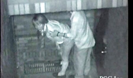 مرد سبزه شلوار را در سوراخ روی مبل فیلم سکسی خارجی 2018 fucks می کند