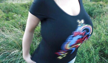 مرد سبزه سکسی ترین عکسهای خارجی را با خرچنگ روی میز می اندازد