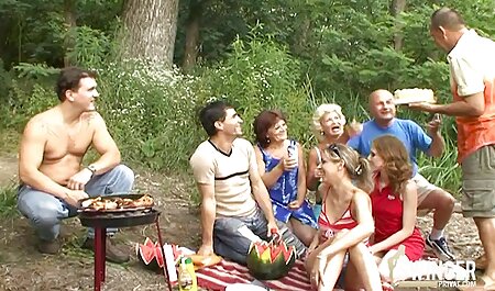 عروسک جوان با یک ماشین جنسی fucks می کند ، روی چهار ایستاده دانلود فیلم سکسی باحال خارجی است