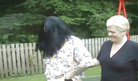 دختری که در عکسهای سوپر خارجی عینک است ، دهان خود را روی آلت تناسلی پسرش که در شورت های بنفش پیچیده شده است ، کار می کند