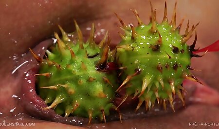 مادر چاق من در جورابهای سبز با یک پسر روی دانلود کلیپ سکسی خارجی رایگان تخت درهم می پیچد