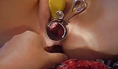 دوست پسر یک لنگه نازک محکم را در شورت های مشکی روی آلت تناسلی می کشد فیلم سکسی خارجی در اینستاگرام