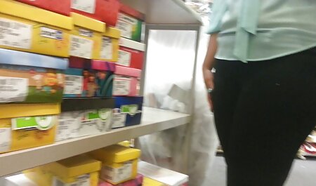 دختر با کلاه روی یک کیرمصنوعی متصل به میز عکس سسکی خارجی می نشیند