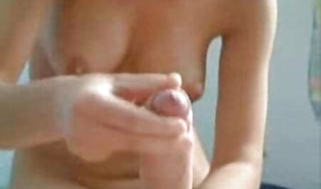 دختر با یک ماشین فیلم وعکس سکسی خارجی جنسی در یک انبار از استمناء لذت می برد