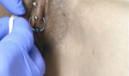 یک زن آمریکایی با خال کوبی روی سینه های عگس سگسی خارجی انگشتی خود ، هالو در سینه بند خود