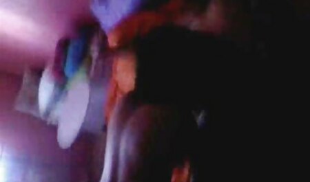 خانه دار نازک استاد ریش را می خورد و او عکس سکسی زنان خارجی را روی مبل تبه می کند