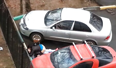 یک زن جوان لاغر با شلوار جین به فیلم س ک 30 خارجی پسر الاغ در خیابان داد