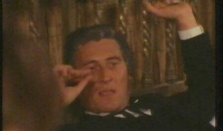 مرد عكس سكسي خارجي طاس با استفاده از جوراب ساق بلند روی یک تخت بزرگ بلوند می خورد