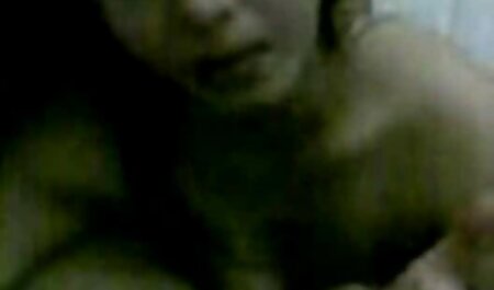 سبزه در جوراب ساق بلند ، روی یک عکس سکسی زنان خارجی دیلدو سفید در اتاق خواب سوار می شود