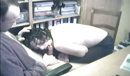 دختر خال کوبی شده در دانلود فیلم خارجی سک یک ژاکت زرد ، یک مرد سیاه پوست را در مقابل هاهال می لرزد