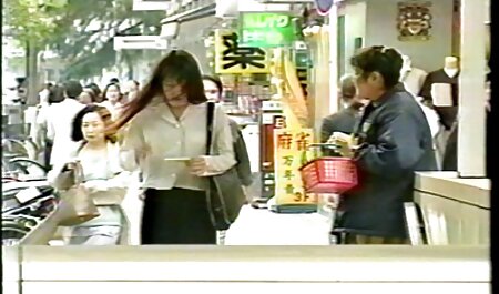 زن خانه دار خودش را نوازش می کند که روی تخت خوابیده است مشاهده فیلم سوپر خارجی