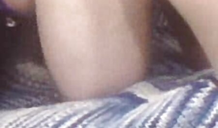 دختری نازک در سکس کوس خارجی جلیقه مانند انگور آبی در بالکن