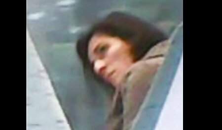 عمه بالغ و یک زن جوان متوسط در تصویرسکسی خارجی ماشینها در رختخواب روی ماشینهای جنسی می نشینند