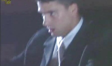 لزبین های عکس سک خارجی زیبا روی یک مبل سفید در آغوش می گیرند