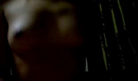 یک سیاه پوست خال کوبی دانلود رایگان فیلم سوپر خارجی یک دختر سفید پوست روی تشک خاکستری دارد