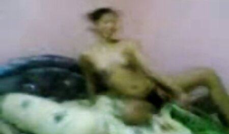 یک زن جوان لاغر در رختخواب ، به دوست پسرش چندین موقعیت را در مقابل یک كانال تلگرام فيلم هاي سكسي وب کم می دهد